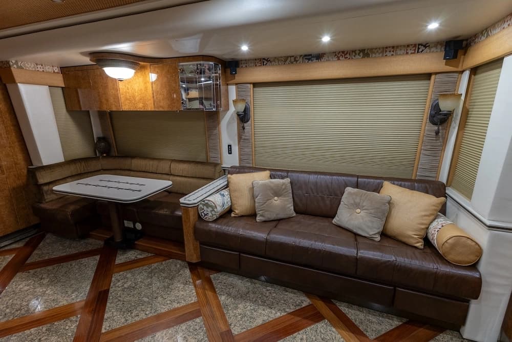 2007 Prevost Featherlite H3-45 Motorcoach - Image 15