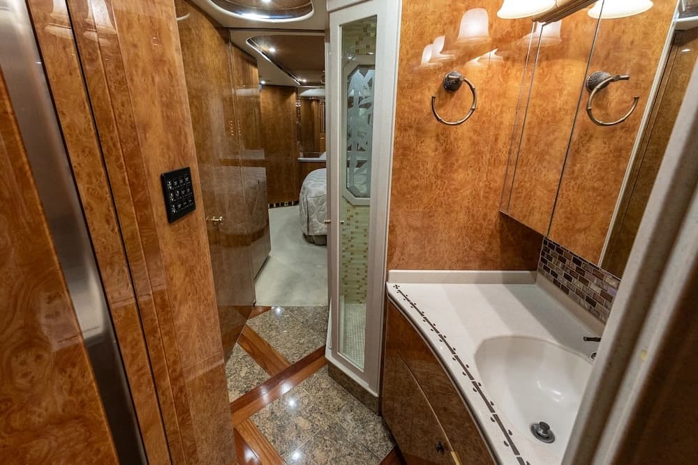 2007 Prevost Featherlite H3-45 Motorcoach - Image 22