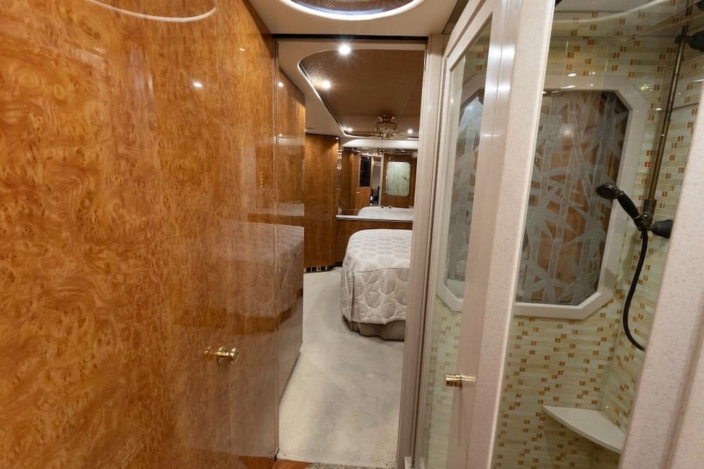 2007 Prevost Featherlite H3-45 Motorcoach - Image 24