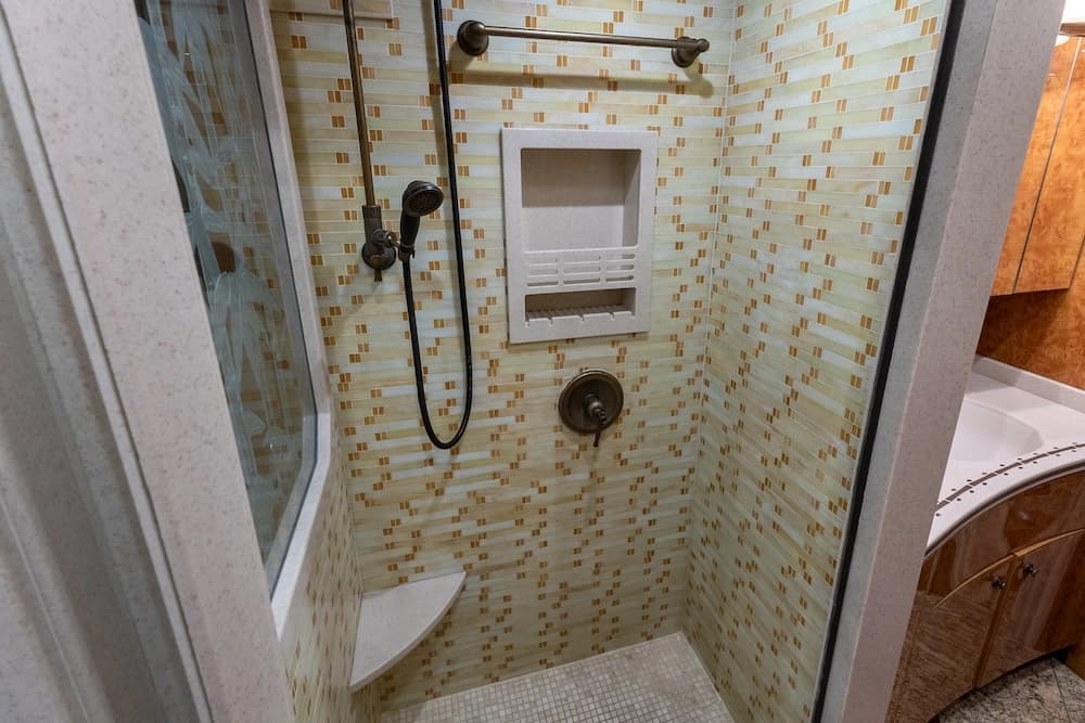 2007 Prevost Featherlite H3-45 Motorcoach - Image 25