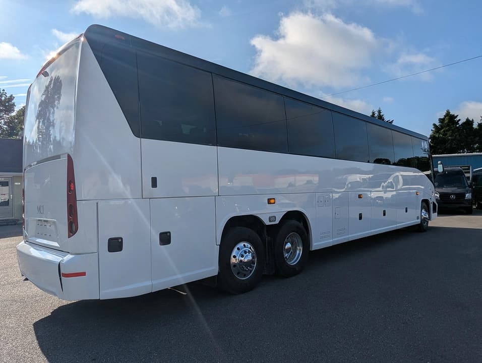 2017 MCI J4500 Motor Coach - Image 4