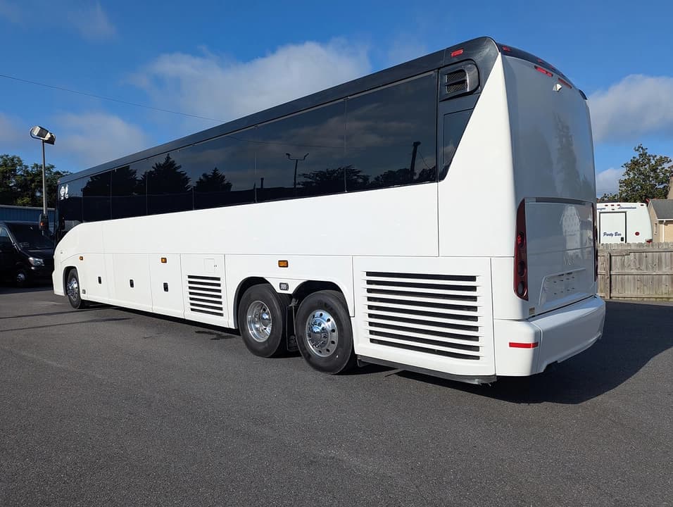 2017 MCI J4500 Motor Coach - Image 5