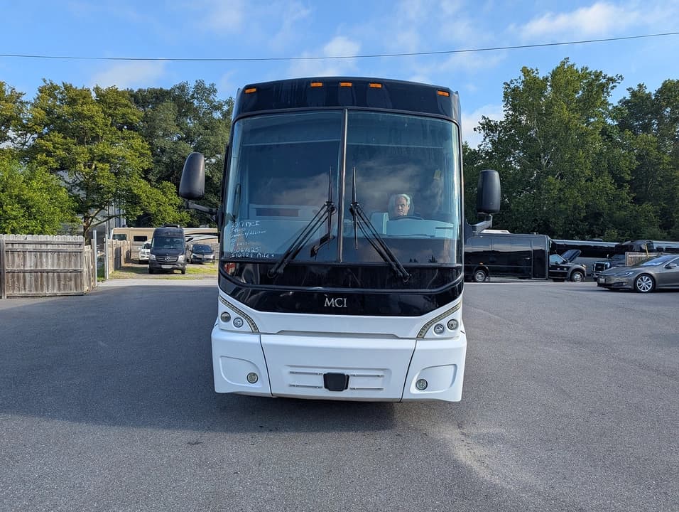 2017 MCI J4500 Motor Coach - Image 6