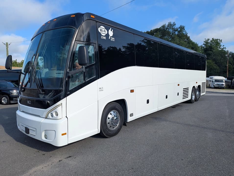 2017 MCI J4500 Motor Coach - Image 7