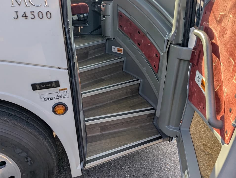 2017 MCI J4500 Motor Coach - Image 8