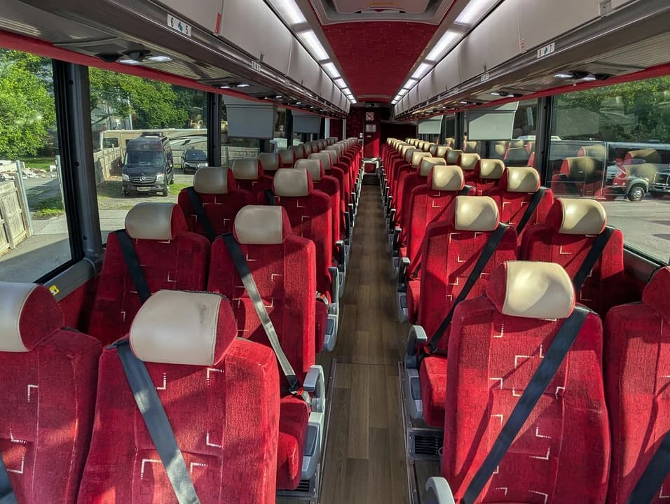 2017 MCI J4500 Motor Coach - Image 9