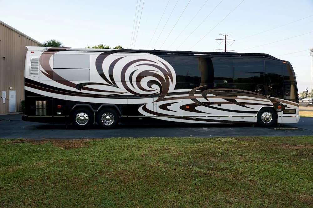 2010 Prevost Millennium H3-45 Motorcoach - Image 2