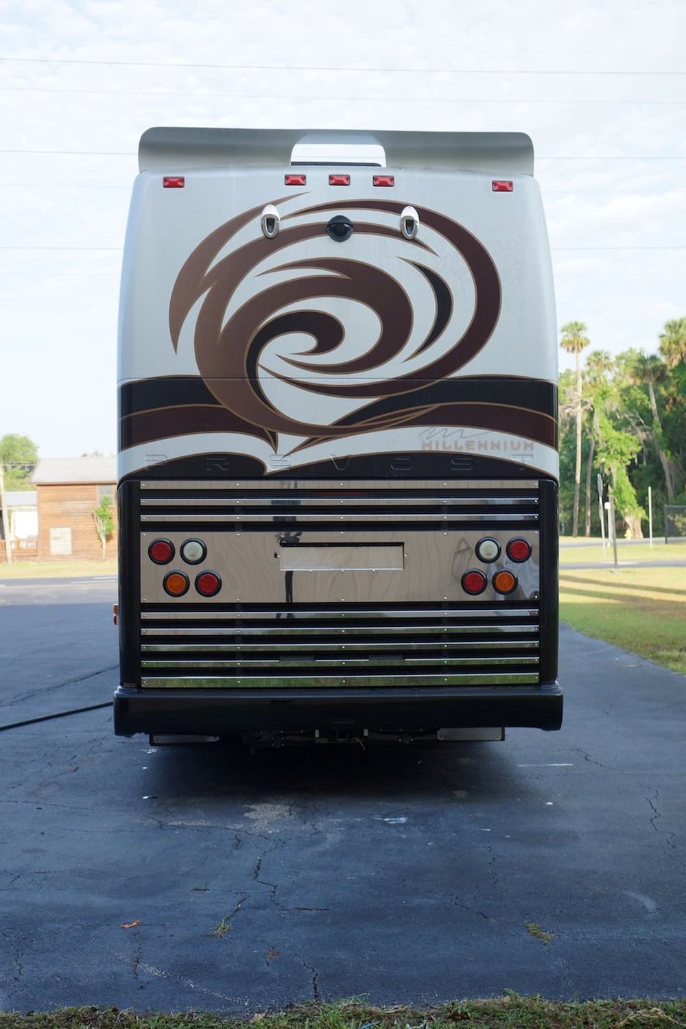 2010 Prevost Millennium H3-45 Motorcoach - Image 3