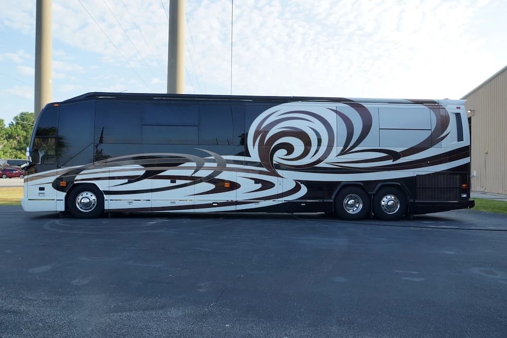 2010 Prevost Millennium H3-45 Motorcoach - Image 4