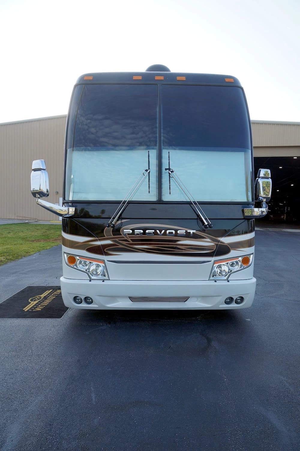 2010 Prevost Millennium H3-45 Motorcoach - Image 5