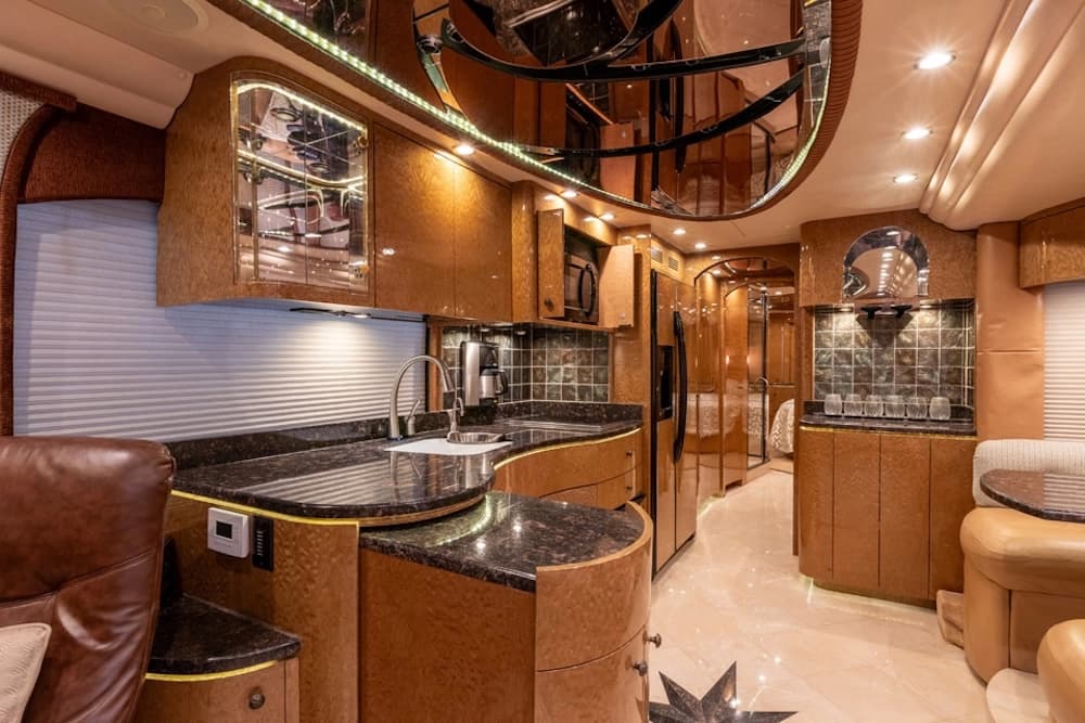 2010 Prevost Millennium H3-45 Motorcoach - Image 10