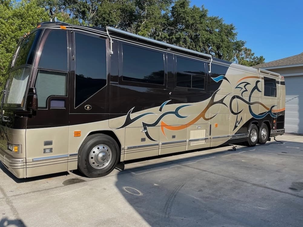 2002 Prevost Featherlite H3-45 bus