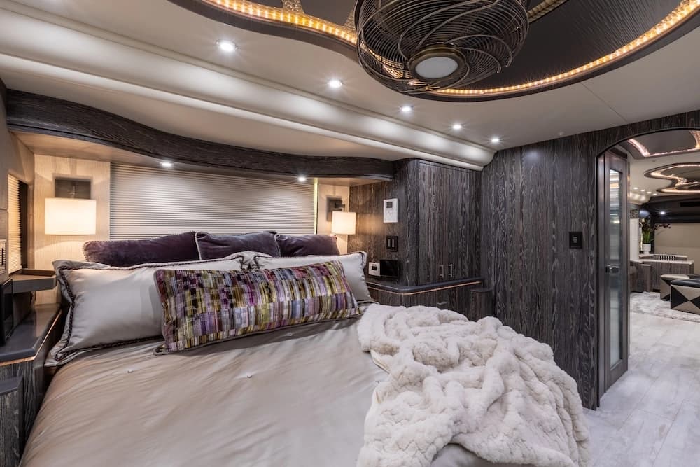 2017 Prevost Millennium H3-45 Motorhome - Image 13