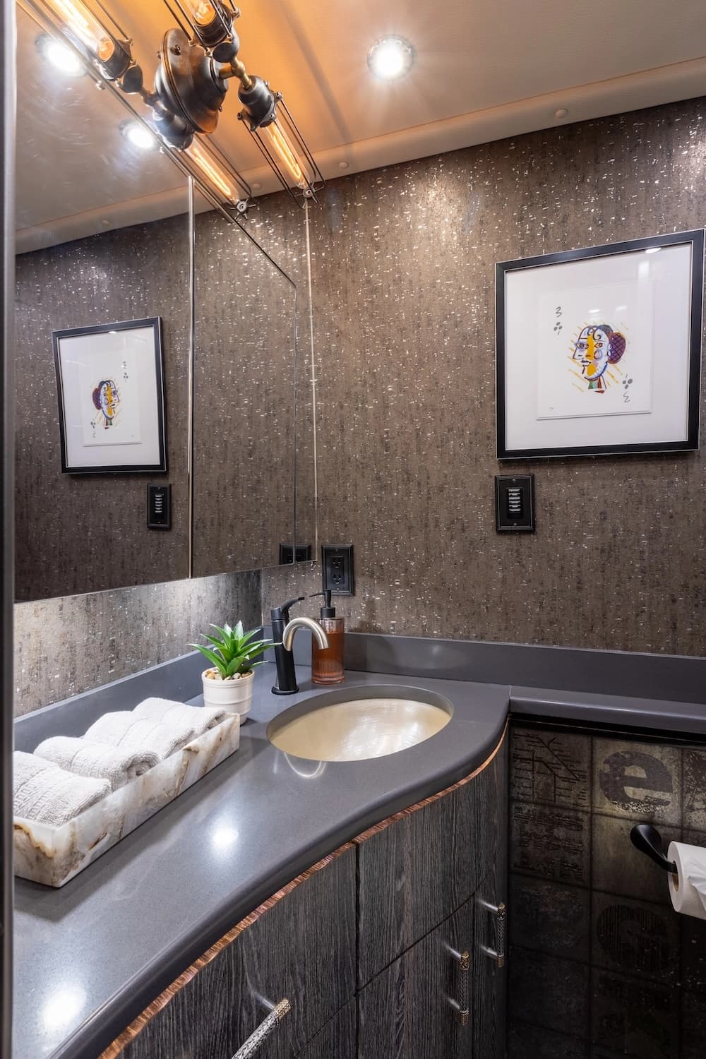 2017 Prevost Millennium H3-45 Motorhome - Image 14