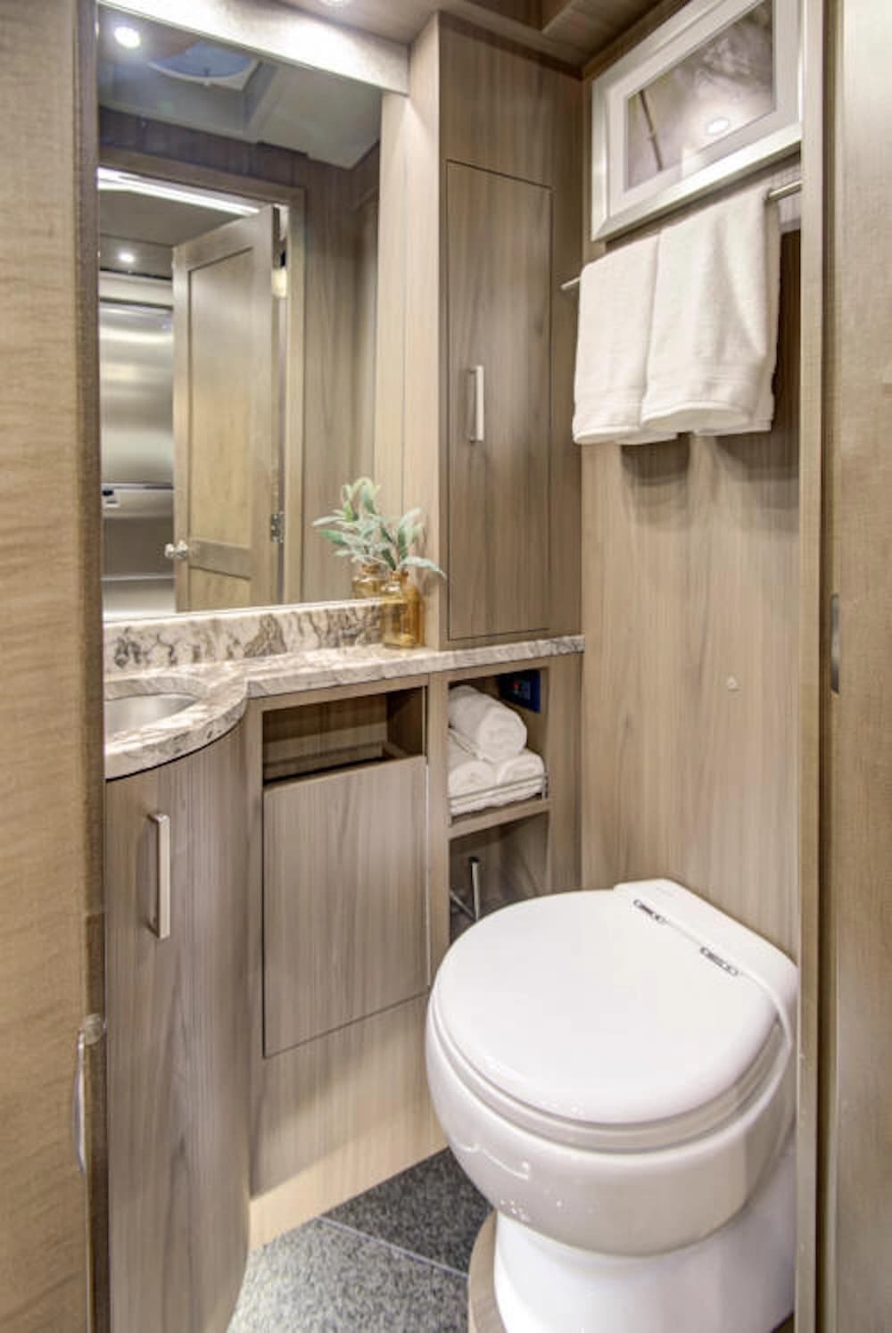 2024 Prevost Florida Coach X3 Motorhome - Image 18