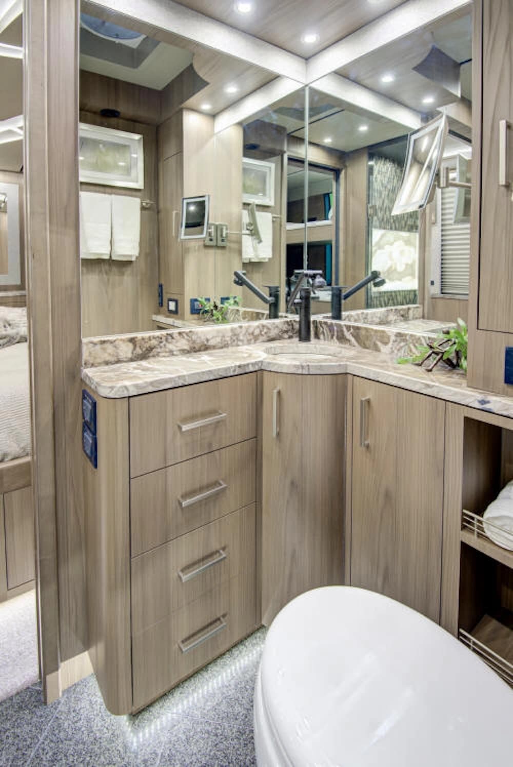 2024 Prevost Florida Coach X3 Motorhome - Image 23