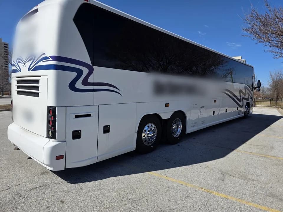 2006 MCI J4500 Coach Bus - Image 3