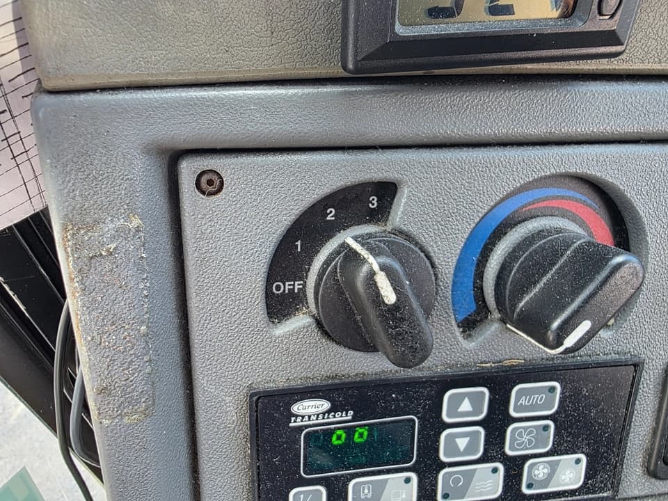 2006 MCI J4500 Coach Bus - Image 9