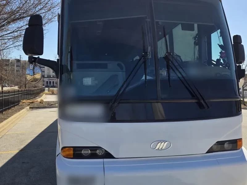 2006 MCI J4500 Coach Bus - Image 2