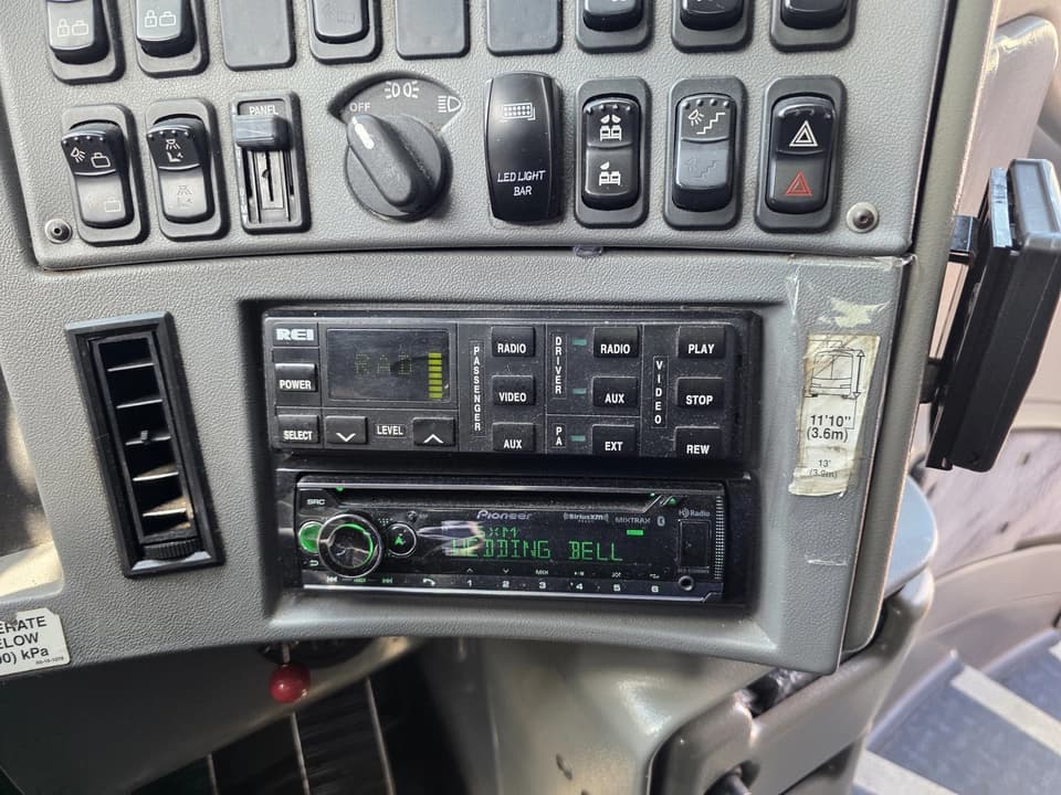 2006 MCI J4500 Coach Bus - Image 8