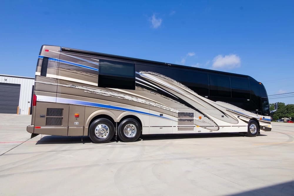 2016 Prevost Liberty Elegant Lady H3-45 Motorcoach - Image 4