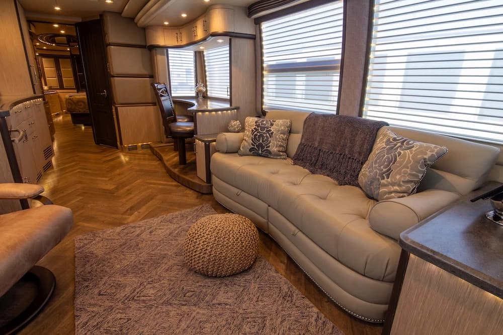 2016 Prevost Liberty Elegant Lady H3-45 Motorcoach - Image 32