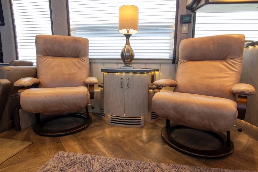 2016 Prevost Liberty Elegant Lady H3-45 Motorcoach - Image 39