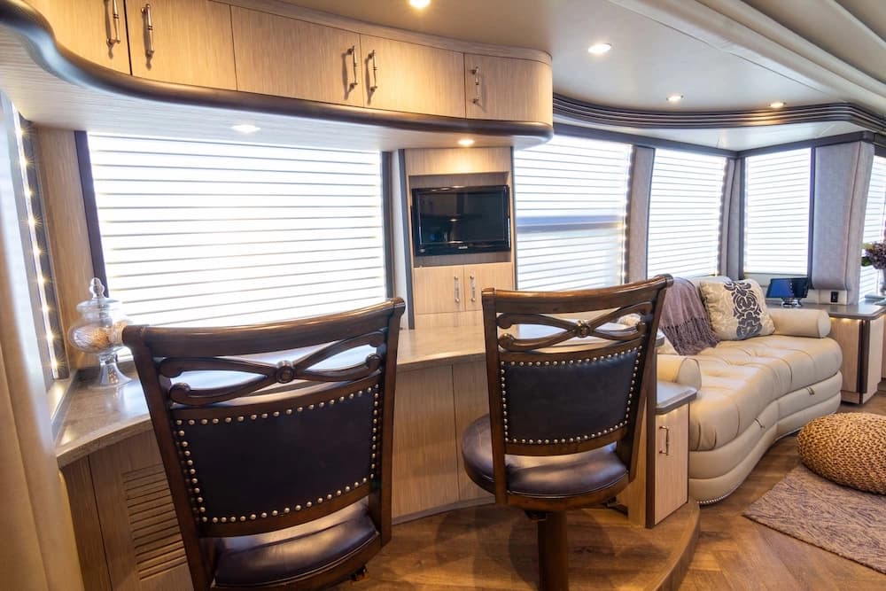 2016 Prevost Liberty Elegant Lady H3-45 Motorcoach - Image 43