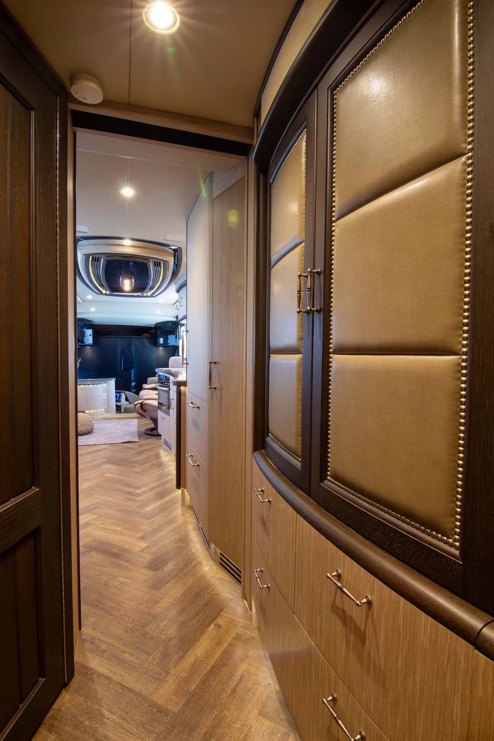 2016 Prevost Liberty Elegant Lady H3-45 Motorcoach - Image 49