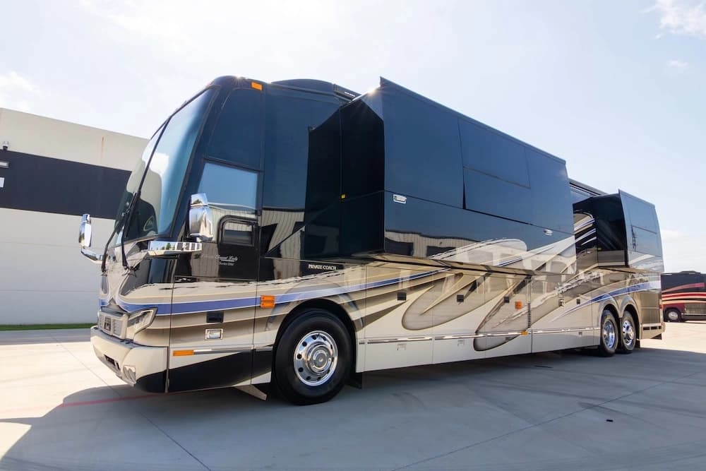 2016 Prevost Liberty Elegant Lady H3-45 Motorcoach - Image 10