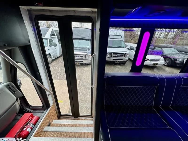 2014 IC Starcraft Limo Bus - Image 15