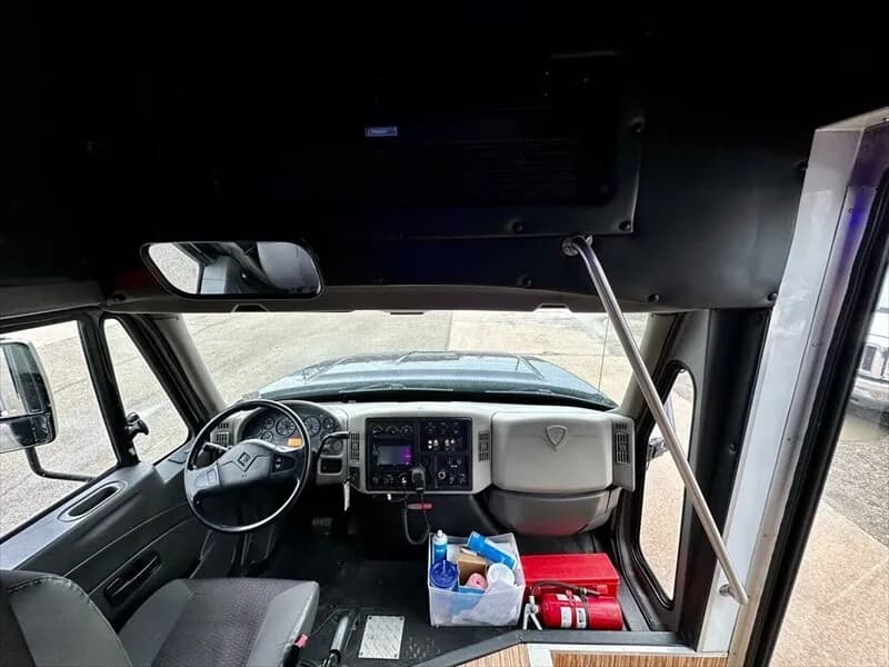 2014 IC Starcraft Limo Bus - Image 16