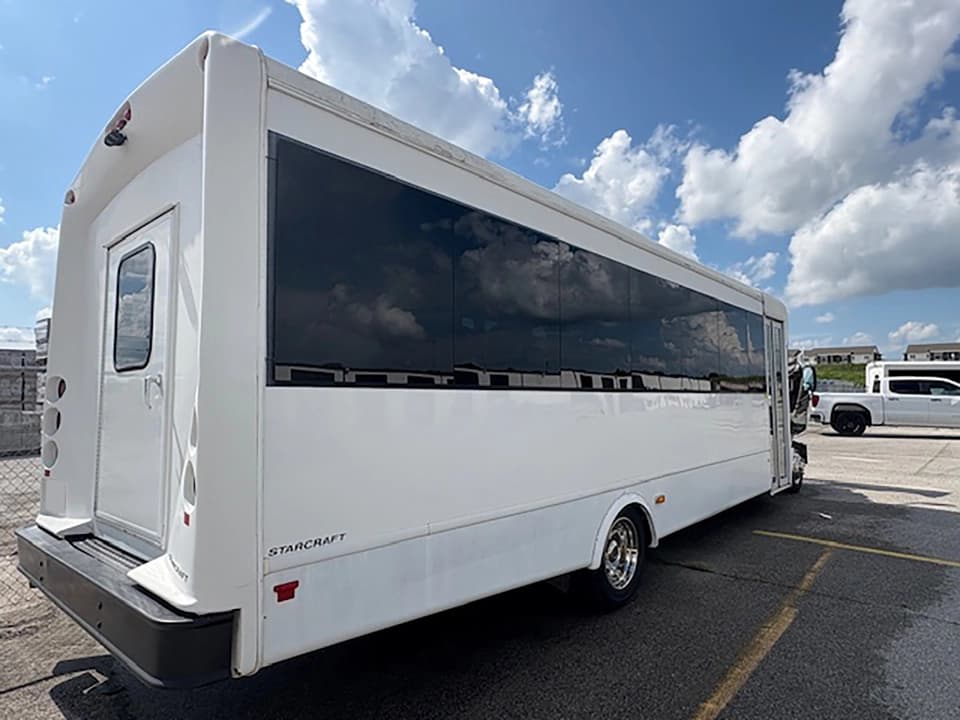 2013 International 3000 Starcraft Shuttle Bus - Image 2