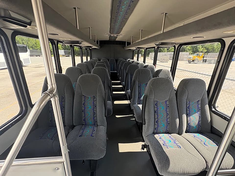 2013 International 3000 Starcraft Shuttle Bus - Image 4