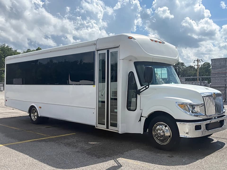 2013 International 3000 Starcraft Shuttle Bus - Image 7