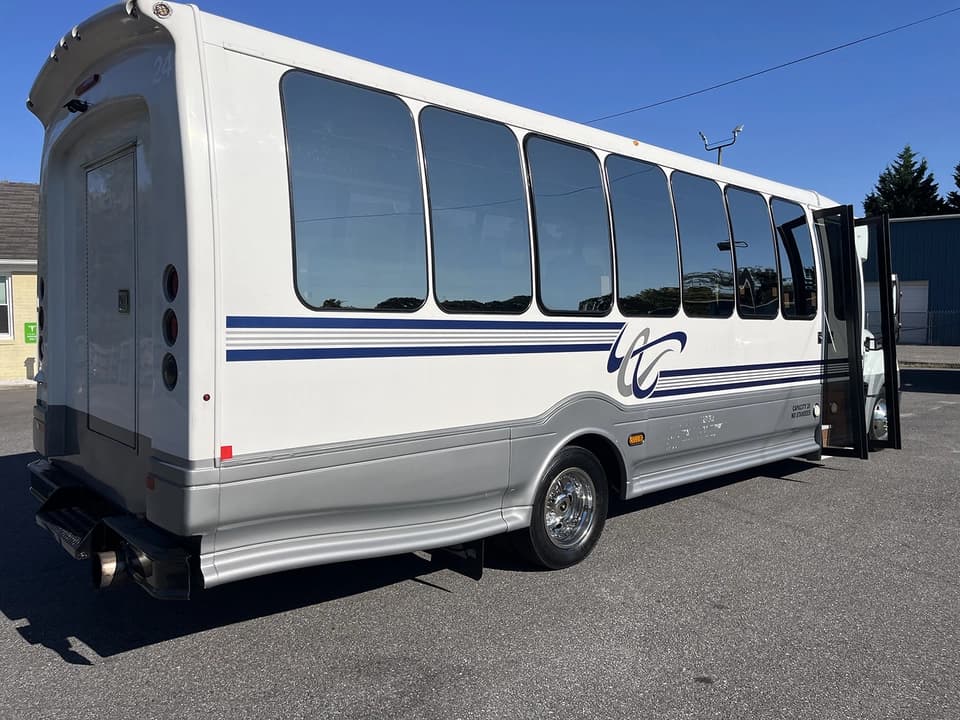 2014 International Turtle Top Shuttle Bus - Image 10