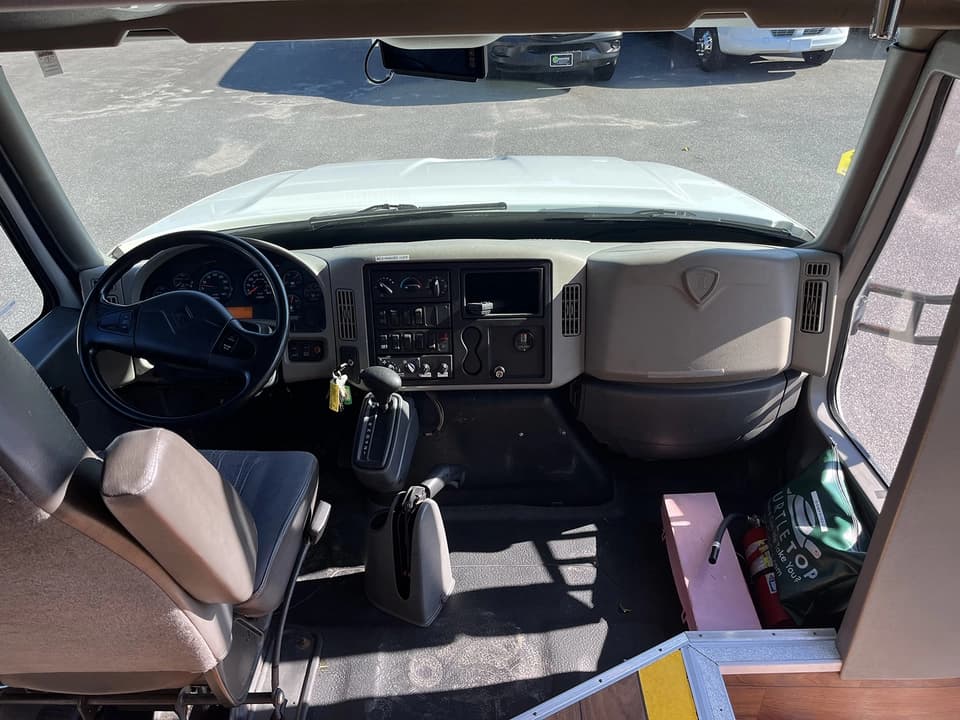 2014 International Turtle Top Shuttle Bus - Image 4