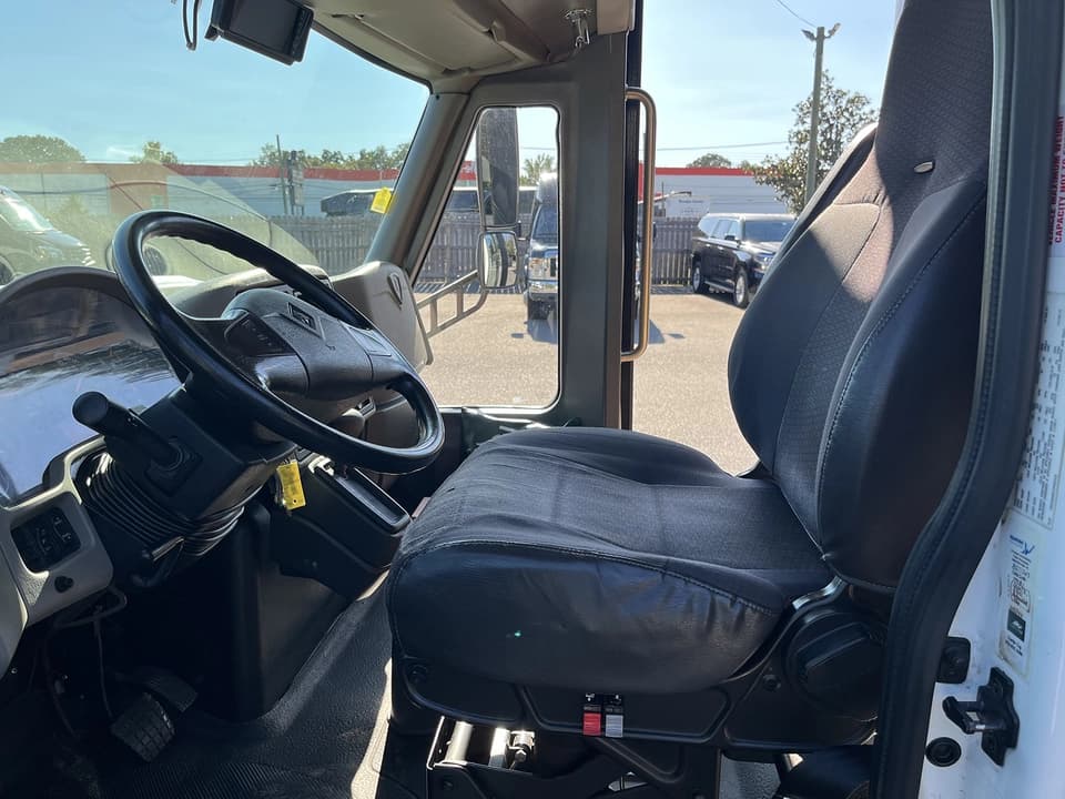 2014 International Turtle Top Shuttle Bus - Image 6