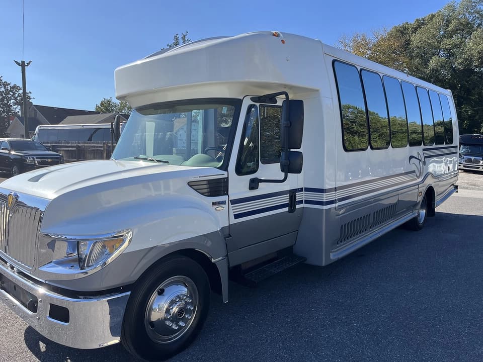 2014 International Turtle Top Shuttle Bus - Image 8