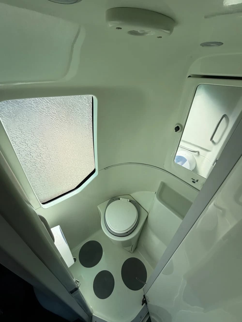 2025 Volvo 9700 - Image 10