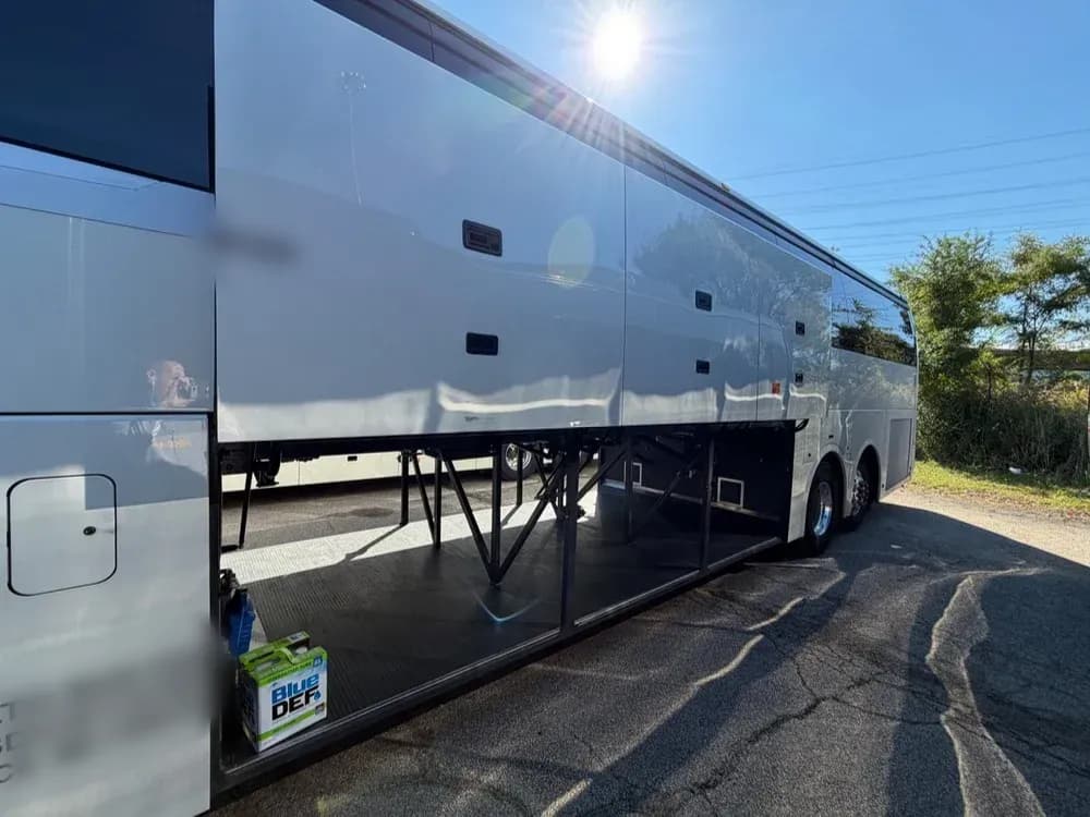 2025 Volvo 9700 - Image 16