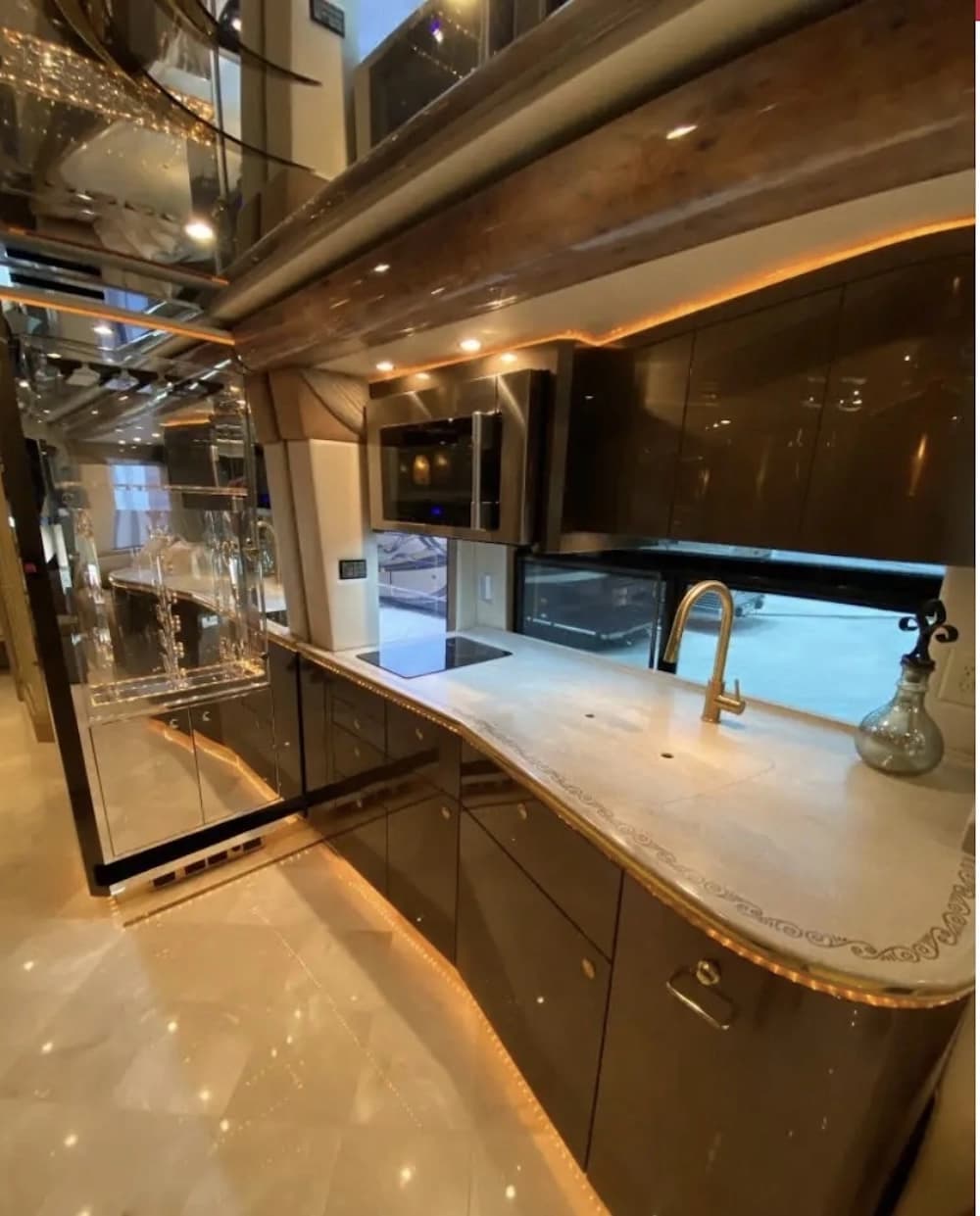 2007 Prevost Featherlite Motorhome - Image 11