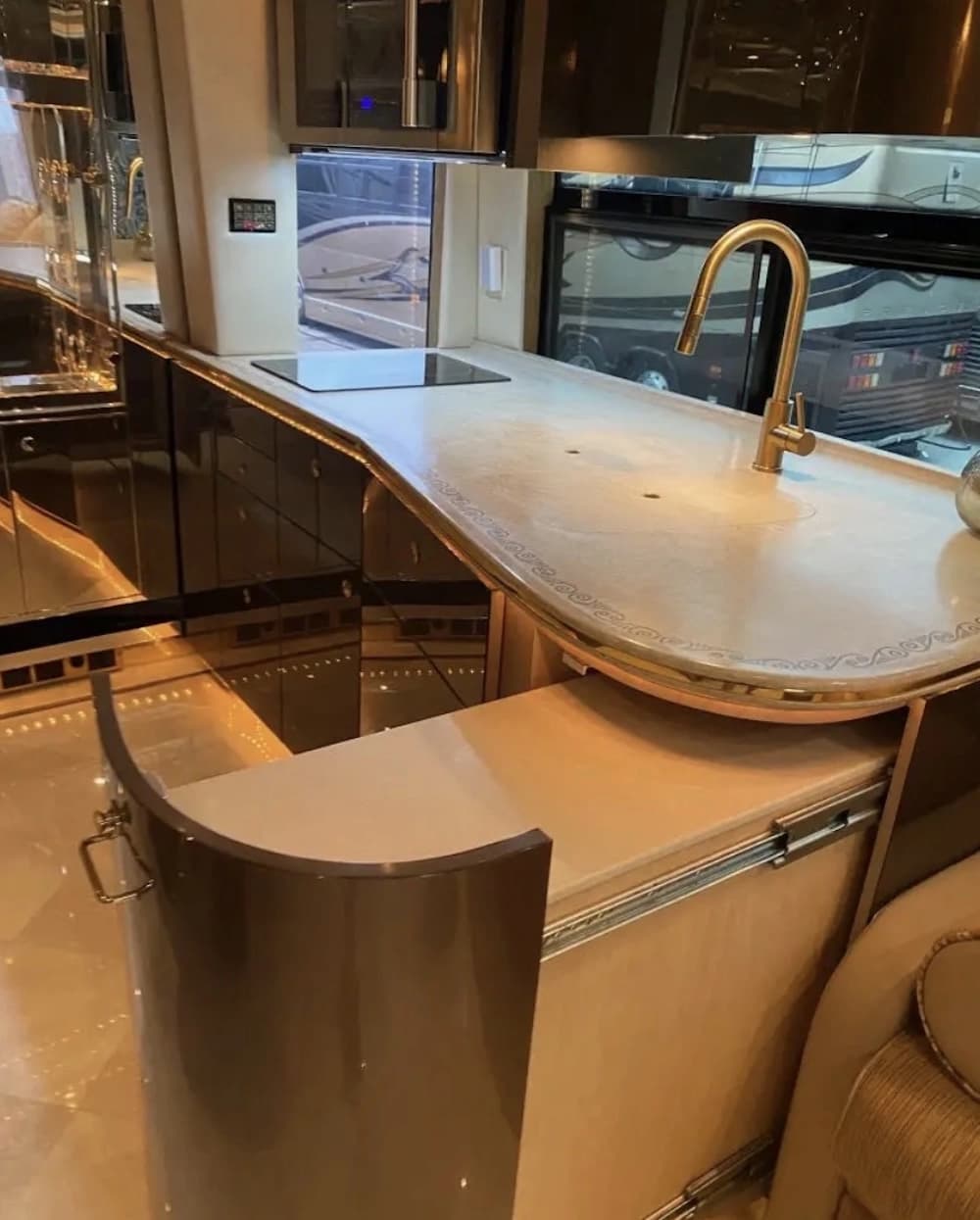 2007 Prevost Featherlite Motorhome - Image 12