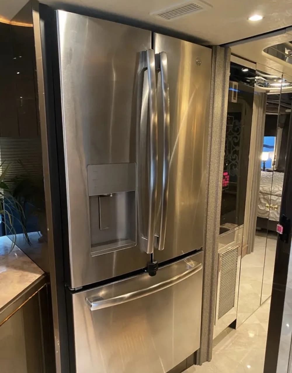 2007 Prevost Featherlite Motorhome - Image 14