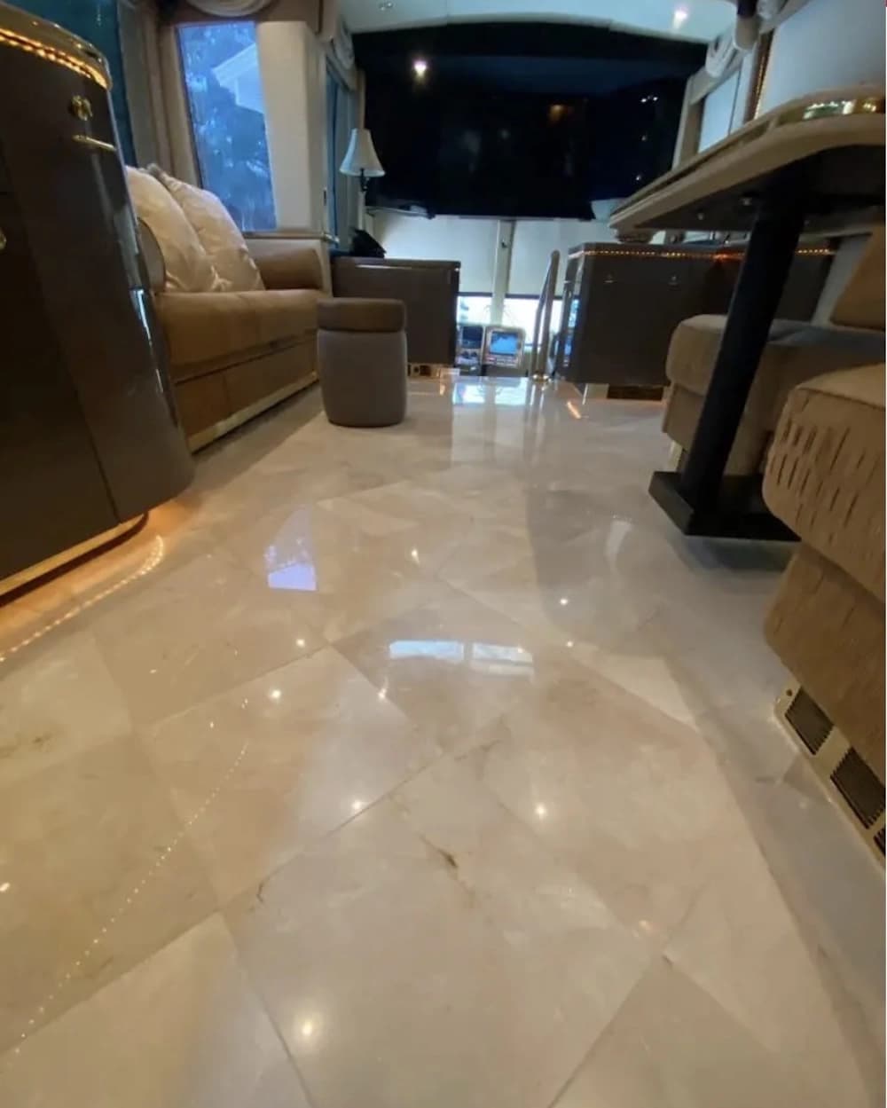 2007 Prevost Featherlite Motorhome - Image 15