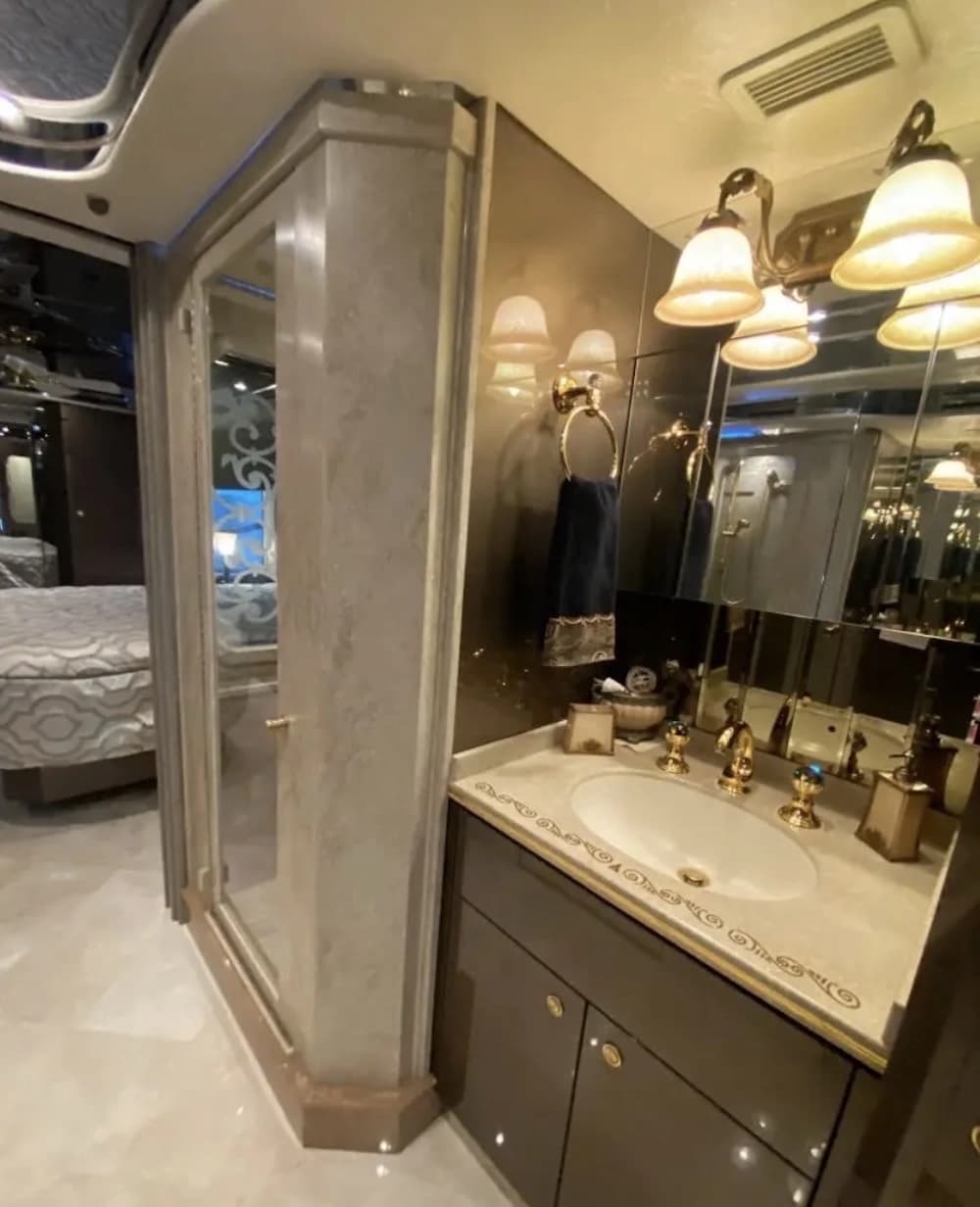 2007 Prevost Featherlite Motorhome - Image 16