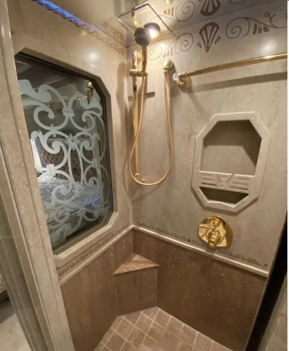 2007 Prevost Featherlite Motorhome - Image 17