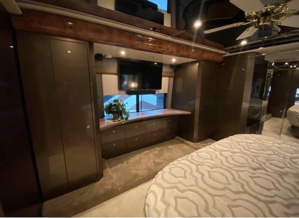 2007 Prevost Featherlite Motorhome - Image 19