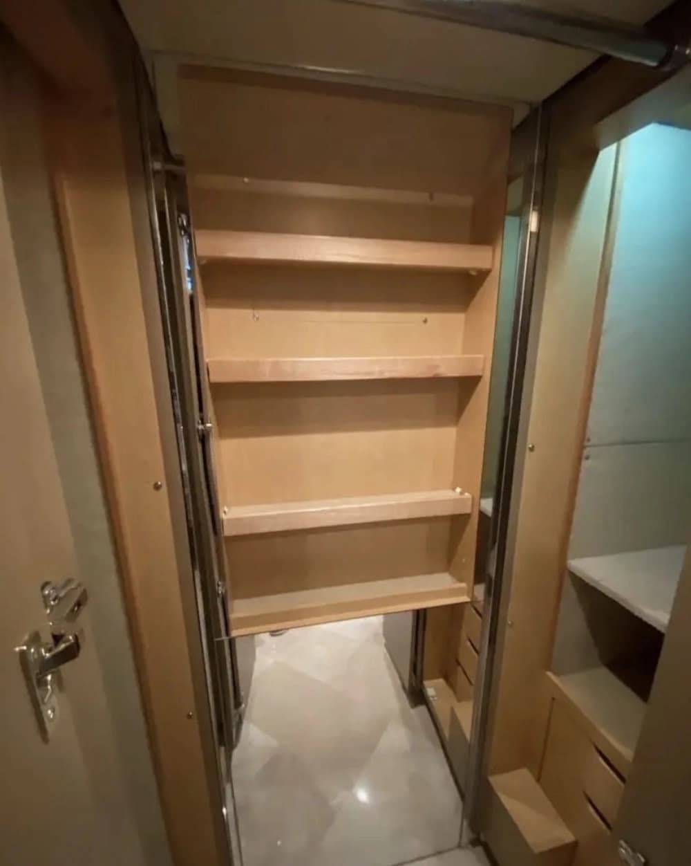 2007 Prevost Featherlite Motorhome - Image 23