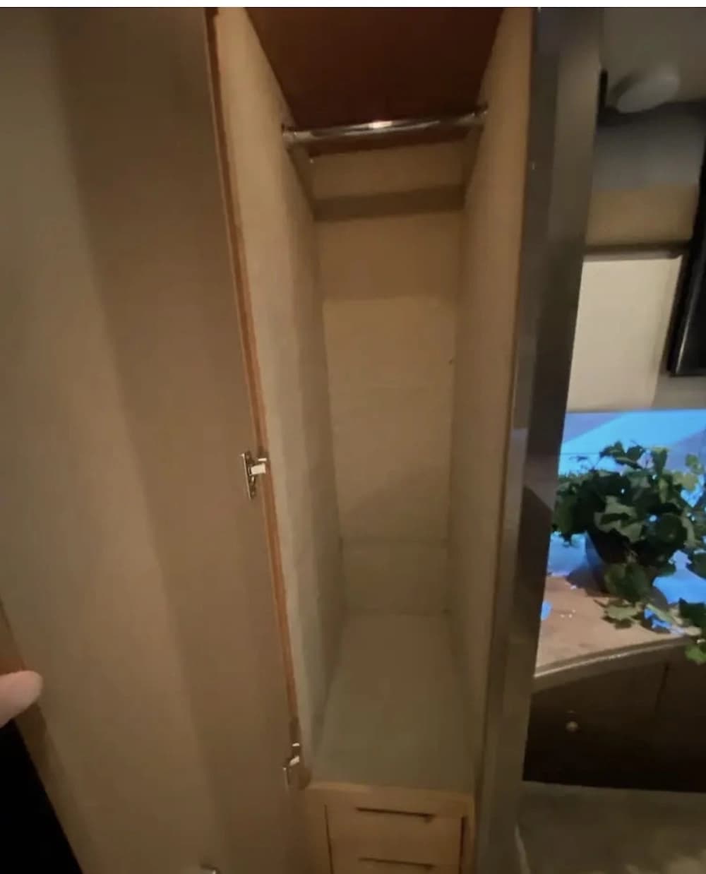 2007 Prevost Featherlite Motorhome - Image 24